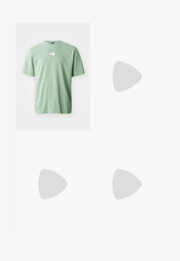 Lichtgroene katoenen t-shirt met korte mouwen, ronde hals en een klein wit logo op de borst. Zachte textuur, ontspannen pasvorm.; Khaki cargoshorts met elastische tailleband, zijzakken en een sluiting met gesp aan de voorkant. Gemaakt van lichtgewicht, gestructureerde stof.; Witte sportieve schoenen met textuuroverlays, een dikke zool en grijze accenten. Draag ze met witte crew-sokken en groene shorts op een blauwe ondergrond.; Zwarte nylon schoudertas met een verstelbare band, featuring een opvallend wit logo. Gedragen over een lichtblauw T-shirt. Eenvoudig, functioneel ontwerp.