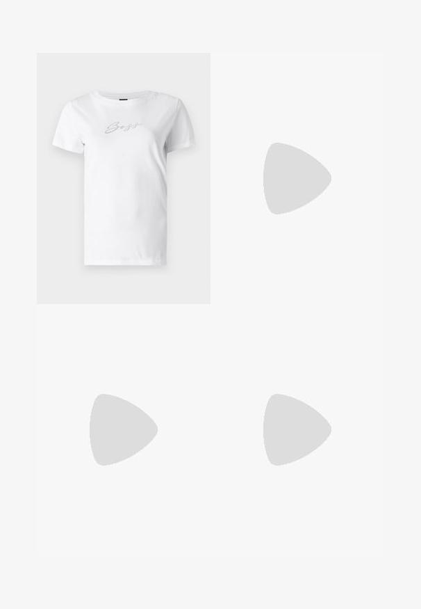 T-shirt bianco in cotone con scollatura rotonda e maniche corte, decorato con strass argentati che formano la parola "Boys" sul davanti.; Pantaloni a gamba larga realizzati in tessuto leggero con uno sfondo crema e motivi astratti in teal e marrone. Vita piatta senza hardware visibile.; Scarpa nera in pelle con tacco alto e cinturino alla caviglia, punta affusolata, superficie liscia e dettagli in metallo dorato.; Borsa in suede beige con forma triangolare arrotondata, una sola tracolla e un accento in metallo dorato sul davanti.