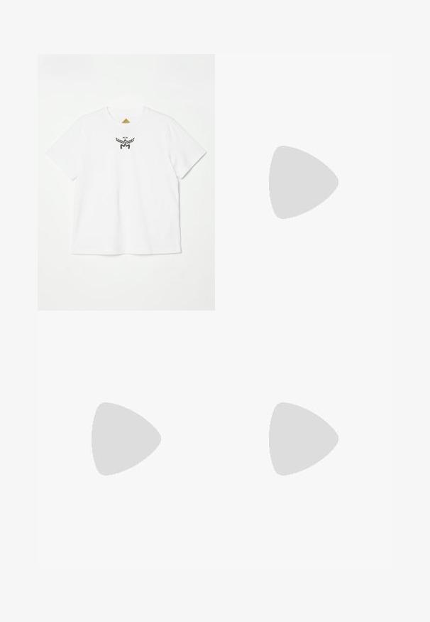 T-shirt in cotone bianco con un piccolo logo nero con ali e "MCM" al centro davanti. Design a maniche corte e colletto rotondo.; Jeans in denim blu con una vestibilità ampia, sezioni sbiadite e varie toppe texturizzate in marrone e beige sulla gamba sinistra. Leggero strappo visibile.; Ballerine in pelle nera con punta affusolata, tacco basso e texture liscia. Design minimale con un sottile dettaglio laterale.; Una donna con un top a motivi marroni e pantaloni grigi porta a spalla una grande borsa a tracolla monogramma marrone e tiene in mano un piccolo portafoglio abbinato.; Portafoglio in pelle marrone con loghi MCM neri, dotato di chiusura a patta e accenti a motivo a diamante. Superficie strutturata con bordi cuciti.