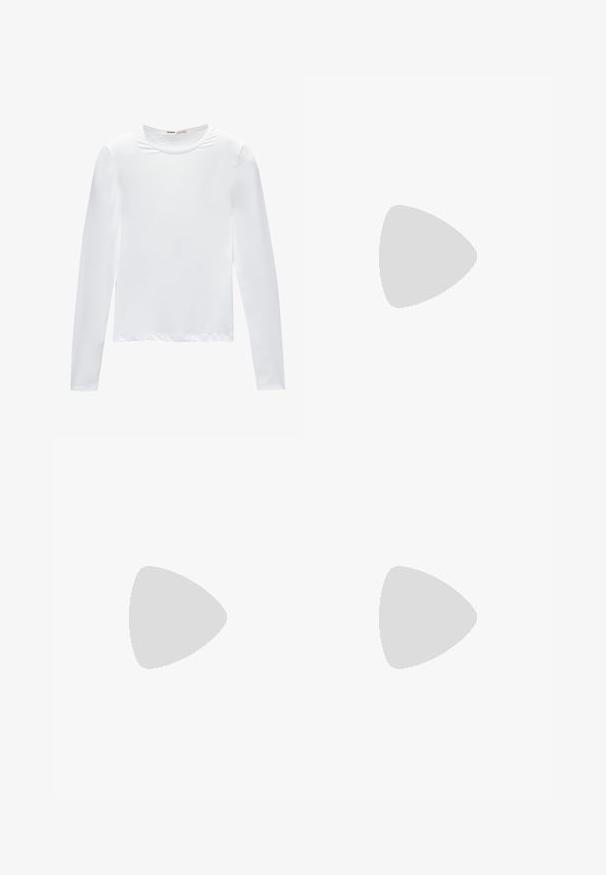 Witte lange mouwen t-shirt van gladde stof. Heeft een ronde halslijn en een getailleerd silhouet met rechte zomen en zonder patronen.; Zwarte geplisseerde rok met twee leren straps met zilveren gespen op de taille. Gemaakt van een gladde, vloeiende stof.; Lage sneaker met een metallic gouden textuur, beige veters en een gumrubberen zool, weergegeven vanaf de buitenkant op een witte achtergrond.; Ronde, bruin getinte zonnebril met een glanzend bordeauxrood frame. Slanke pootjes met subtiele merkdetails. Vlakke lensontwerp.; Tasje met luipaardprint met een zwarte nep leren basis, dubbele handvatten aan de bovenkant, een gouden rits en zwarte nep leren accentpanelen. Rechthoekige vorm.