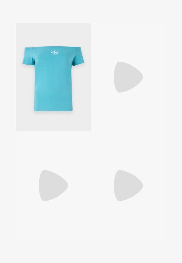 Camiseta turquesa sem mangas, feita de algodão suave, com mangas curtas e um gráfico de logo branco na frente.; Jeans de ganga de cor azul clara com uma cintura alta, pernas direitas e desbotados subtis. Apresenta passantes para cinto, cinco bolsos e fecho com botão de metal.; Sapatilhas brancas de couro com uma sola branca espessa, detalhe em camurça preta no calcanhar e logótipo em relevo na lateral. Design com atacadores e seis ilhós.; Óculos de sol oversized pretos com forma geométrica, apresentando lentes escuras e um detalhe cinza em contraste na armação. Logotipo na haste.