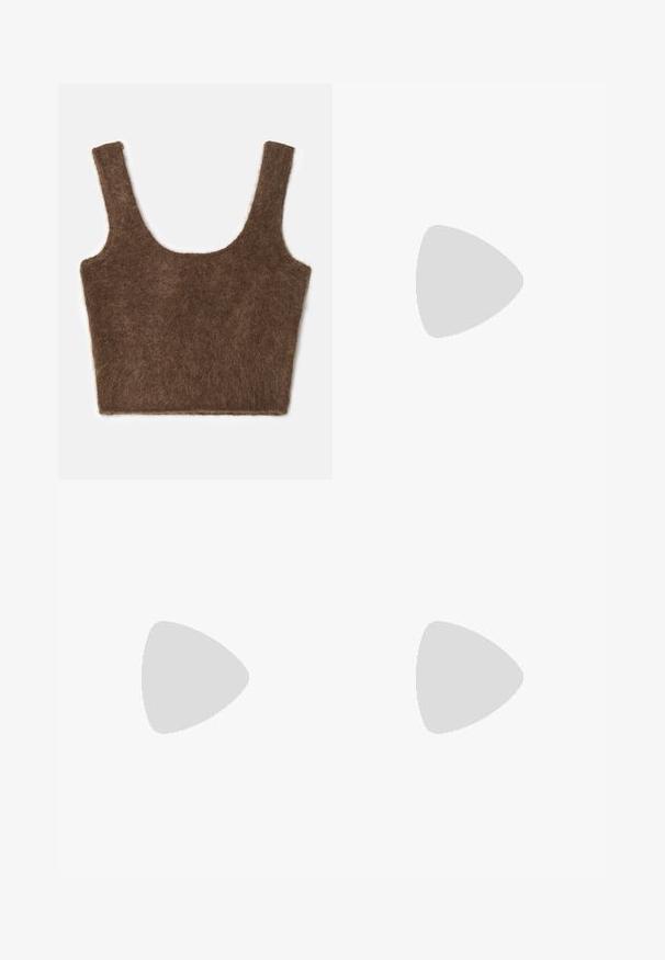 Top corto marrone e peloso con spalline larghe e scollatura rotonda. Tessuto morbido e design semplice senza motivi o decorazioni.; Pantaloni a campana a quadri marroni caratterizzati da un tessuto strutturato, vita alta e chiusura con zip di lato.; Scarpe slip-on in suede marrone con punta tonda, suola in gomma e dettagli a taglio laterale, abbinate a pantaloni beige chiaro su misura.; Borsa a mano con effetto coccodrillo marrone, dotata di manico superiore e tracolla. Presenta un logo prominente sulla patta frontale. Texture morbida.; Orecchini in metallo tono oro con una trama, caratterizzati da un design scultoreo a spirale. Presentano superfici lisce e curve che riflettono la luce.