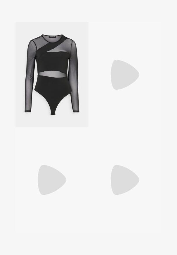 Bodysuit noir avec des manches longues transparentes, un design ajusté avec des détails en mesh superposés et une coupe tanga en bas.; Pantalons noirs avec une taille haute, des jambes larges et un audacieux motif en tourbillon blanc abstrait. Fabriqués en tissu lisse et léger.; Mules à plateforme en cuir noir avec un bout ouvert rond, un petit talon carré et une texture lisse. Design minimaliste avec des lignes épurées.; Lunettes de soleil noires avec des bords arrondis et des verres teintés. Présente des éléments en métal doré sur les branches. Portées avec un col roulé côtelé bleu et une veste en cuir.