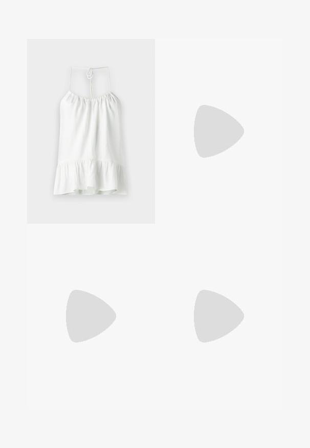 Balta bezpiedurkņu blūze, kas izgatavota no viegla auduma. Ar apkakli, kas savākta, un izplestu viļņainu apakšu. Aizdare aizmugurē ar saiti.; Melnas bikses ar krunkotu tekstūru, elastīgu jostu un iegrieztu kāju dizainu. Nav redzamu kabatu vai izteiksmīgu akcentu.; Melna patent āda ar slīdošo papēdi un smailo purngalu, ar teksturētu čūsku drukājumu, regulējamu siksniņu un īsu teksturētu blokpapēdi.; Melns ādas apliecības soma ar zelta ķēdes siksnu, ar gludu tekstūru, taisnstūra formu un izspiestu zīmolu uz priekšpuses.