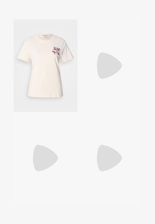 T-shirt in cotone color crema con maniche corte e scollatura rotonda. Presenta un design floreale bordeaux nell'area sinistra del petto.; Gonna maxi floreale con vita elastica, con uno sfondo beige e vivaci motivi floreali rossi, viola e verdi; design a strati.; Ballerine slingback in vernice bordeaux con punta appuntita, intaglio trasparente e suola nera piatta. Texture liscia, design minimalista.; Orecchini a cerchio in oro con una forma irregolare e texture. Presentano una chiusura senza giunture e una finitura superficiale lucida, che enfatizza un design moderno.
