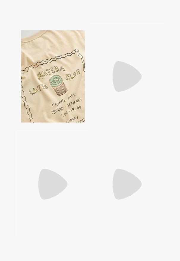 T-shirt de couleur crème avec un design graphique comprenant "MATCHA LATTE CLUB," une illustration de cupcake et les heures d'ouverture en encre noire.; Jupe midi en satin jaune clair avec une texture lisse, un design évasé et une taille élastique, présentant un léger brillant tout au long.; Talons compensés en cuir beige avec un bout pointu, un design ouvert sur le côté et un talon haut fin. Comprend un accent doré sur la sangle.; Tommy Hilfiger CASUAL SHOULDER BAG - Sac à main - coastal taupe