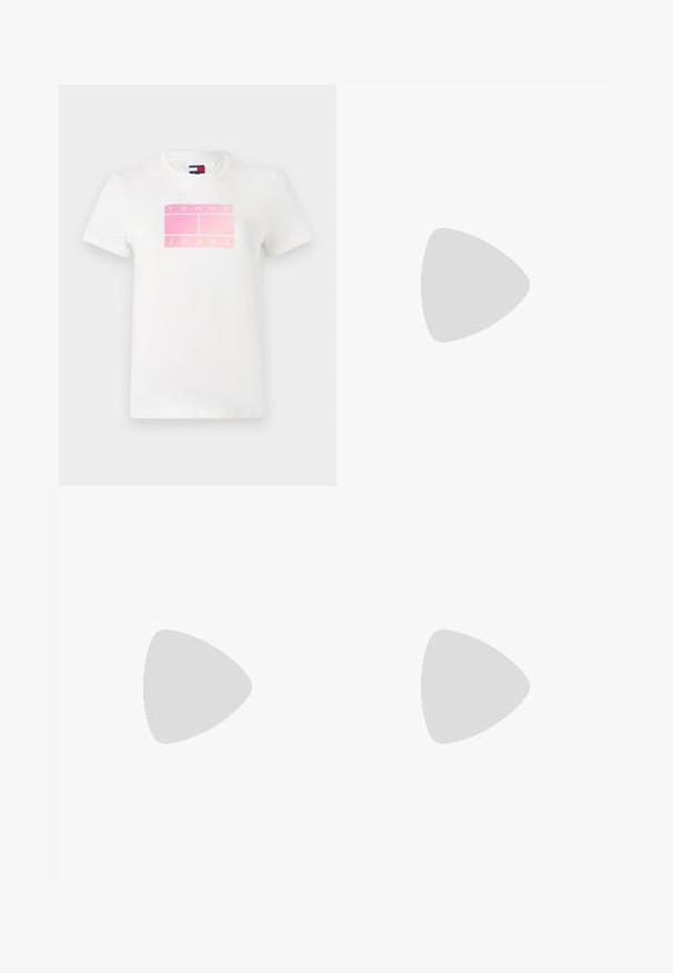 Bela bomba iz bombaža s poudarjenim rožnatim grafičnim motivom, ki ima nad napis "TOMMY" in pod njim "JEANS", vse v pravokotni zasnovi. Kratki rokavi.; Bela krilna kratka obleka z bež elastičnim pasom in vrvico za zategovanje. Ima neon rumene stranske poudarke in pliseje. Lacoste logotip na spodnjem levem delu.; Črne usnjene slingback pete s koničastim nosom, nizko peto in nastavljivim gležnenim trakom, ki ima zaponko z zlatim odtenkom. Gladka tekstura.; Bela sintetična usnjena torbica z kratkimi ročaji, nastavljivim ramenskim trakom in zlatim kovinskim okovjem; na sprednji strani je subtilen logotip.