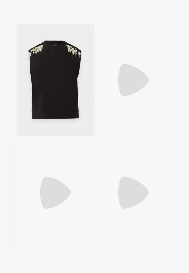 Haut sans manches noir avec un décolleté rond et des manches raglan, orné de perles décoratives et de bijoux sur les épaules.; Jupe maxi noire en tissu léger et soyeux, présentant des panneaux texturés et des accents transparents dans des motifs variés. Fini lisse sur l'ensemble.; Chaussure à talon kitten noir à bout pointu avec trois petites boucles décoratives argentées et dorées sur le côté.; Gilet en cuir noir avec col haut, poches zippées, et un sac à main noir matelassé avec un accent en métal argenté, porté avec une longue jupe noire.