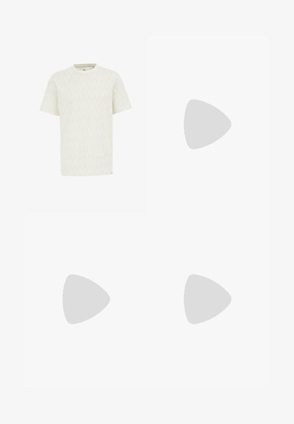 Krémový tričko s krátkým rukávem a tenkými vertikálními pruhy. Kulatý výstřih, měkká látka, volný střih, jemná textura a žádné viditelné loga nebo kovové prvky.; Černé džíny z denimu se střihováním rovného nohavice, pěti kapsami a měděným prošíváním. Hladká textura, klasické zapínání na knoflík v pase.; Tmavě hnědý mokasín z kůže s krokodýlím vzorem, se zlatou kovovou přezkou a nízkým pokládaným podpatkem, boční pohled na bílém pozadí.; Hnědá kožená taška přes rameno s bílým prošíváním, obdélníkový tvar, zipové uzavírání a béžový nastavitelný popruh. Obsahuje dvě přední kapsy.