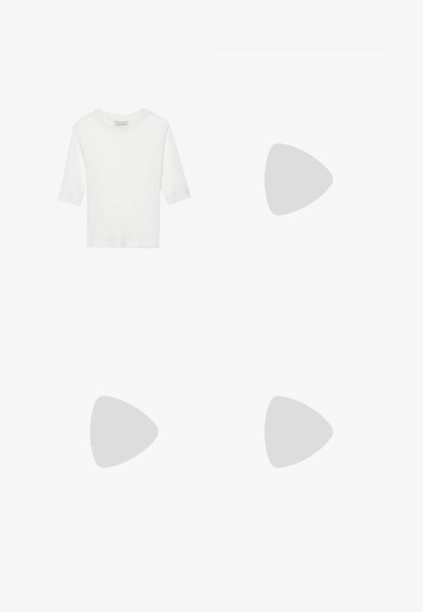 Witte, geribbelde T-shirt met korte mouwen en een ronde halslijn. Zachte textuur, eenvoudig ontwerp en een rechte zoom. Merkenlabel zichtbaar aan de binnenkant.; Zwarte lichtgewicht broek met een comfortabele pasvorm. Voorzien van een elastische tailleband met een koord, plooien en gouden accenten aan de uiteinden van het koord.; Zwarte leren pump met een spitse neus en een lage blokhak. Beschikt over een enkelband met een goudkleurige gespsluiting. Gladde textuur.; Zwarte handtas met gestructureerde vorm, gladde textuur en een metalen sluiting. Gecombineerd met brede zwarte broeken en sandalen met open teen op een houten vloer.