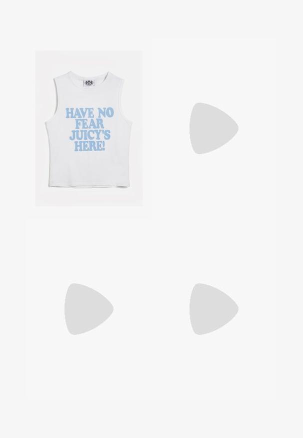 Crop top sans manches blanc avec un texte bleu en gras qui dit "N'AYEZ PAS PEUR, JUICY EST LÀ !" Tissu en coton doux avec un col rond.; Jupe rouge mi-longue en tissu extensible avec une texture lisse. Dotée d'une large ceinture et d'un design évasé. Logo de la marque sur la ceinture.; Sandale à plateforme bleu clair avec un dessus en tissu effiloché, design à bout ouvert, semelle épaisse et arrondie, et semelle extérieure texturée grise.; Lunettes de soleil aviateur avec des verres dégradés bleus, une monture en métal argenté et des accents décoratifs en forme d'étoile sur les verres. Design lisse et élégant.; Collier rouge avec un pendentif en forme de cœur brillant présentant des motifs ondulés, sur un cordon rouge lisse avec des extrémités réglables.