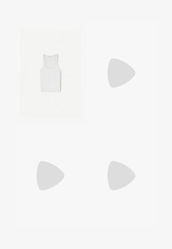 Lichtgrijze tanktop van zachte stof, met een ronde halslijn en brede schouderbanden, met een eenvoudig, naadloos ontwerp.; Witte, ruime sweatpants met een elastische tailleband en trekkoord. Bevat zijzakken en een soepele textuur. Gecombineerd met witte sneakers.; Beige suède enkellaarsjes met een pluche binnenvoering, voorzien van een plateauzool en een trekhaak aan de achterkant voor gemakkelijk aantrekken. Gemêleerde rubberen zool.; Zilveren hartvormige ketting met sprankelende stenen, gedragen over een lichtroze, gedrapeerd kledingstuk. Eenvoudig ontwerp met een veilige sluiting.