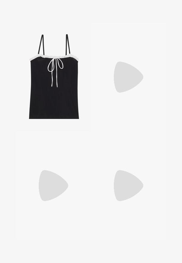 Even&Odd by Zalando Top - black/white; Urban Classics MID WAIST  - Džínsy voľného strihu - black charcoal washed; Červené sieťové baleríny s špicatou špičkou, ktoré majú tenký remienok a detail s prackou. Zvršok má otvorený, včelí plástový vzor.; Čierna taška cez rameno s perforovaným vzorom, s dlhými ramennými popruhmi a obdĺžnikovým tvarom. Vyrobená z flexibilného materiálu.
