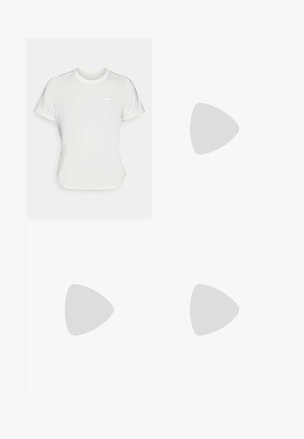 Nike T-särk valgetes toonides, lühikeste varrukatega, ümar kaelus, valmistatud siledast ja kergest kangast. Rinnal on peene logo.; Tumed siniseid kõrge talje leggingsid, mis on valmistatud siledast ja venivast materjalist, seeltestruktuuriga, pakkudes sujuvat, keha ligi istuvat siluetti taljest kuni pahkluuni.; Nike Performance DOWNSHIFTER 13 - Maanteejooksu jalatsid - sail/silver-coloured photon dust/summit white/barely volt/black; Kergeduskind, millel on heleda roosa ja musta disain, valmistatud hingavast materjalist, millel on reguleeritav randme rihm ja tekstuuriga haardekoht.