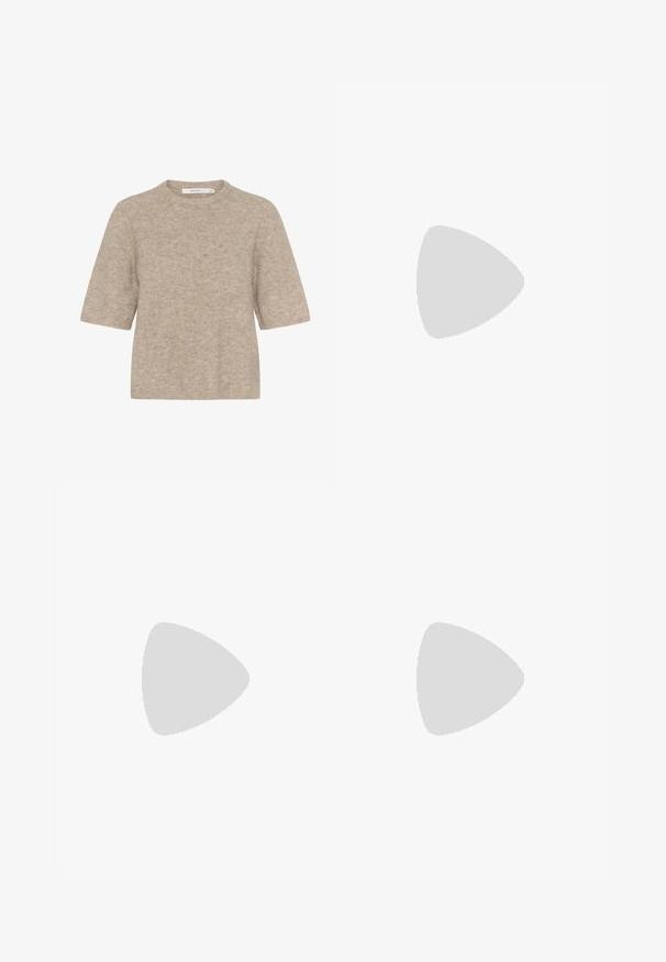 Bež kratki pulover s kratkim rukavima, izrađen od mekog pletenog materijala, s okruglim izrezom i opuštenim krojem. Tekstura je lagano pahuljasta.; Bež suknja od pamuka ravnog kroja, s prednjim nabiranjima, bočnim džepovima i prošivenim detaljima duž šavova.; Bež antilop cipele na visoku petu s oštrom kapicom i debelom blok petom. Materijal ima mekanu teksturu s glatkom obradom.; Smeđa kožna torba s ovalnim oblikom, srebrnim metalnim dijelovima i dekorativnim šavovima. Ima naramenicu i kopču za zatvaranje.