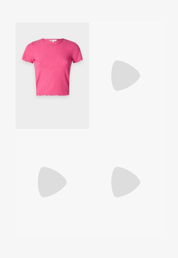 Roze geribde top met korte mouwen en een ronde halslijn, met een golvende zoom. Gemaakt van zachte stof, heeft het een getailleerde pasvorm.; Zwarte leren shorts met een gladde textuur, hoge taille en een brede riem met een rechthoekige zilveren gesp. Geplooid ontwerp aan de voorkant.; Zwarte lakleren slingback hakken met een puntige neus en een stilettokant. Kenmerkt zich door een uitsnijd ontwerp en een verstelbare band met metallic hardware.; Zign MURREN LEATHER - Handtas - dark red