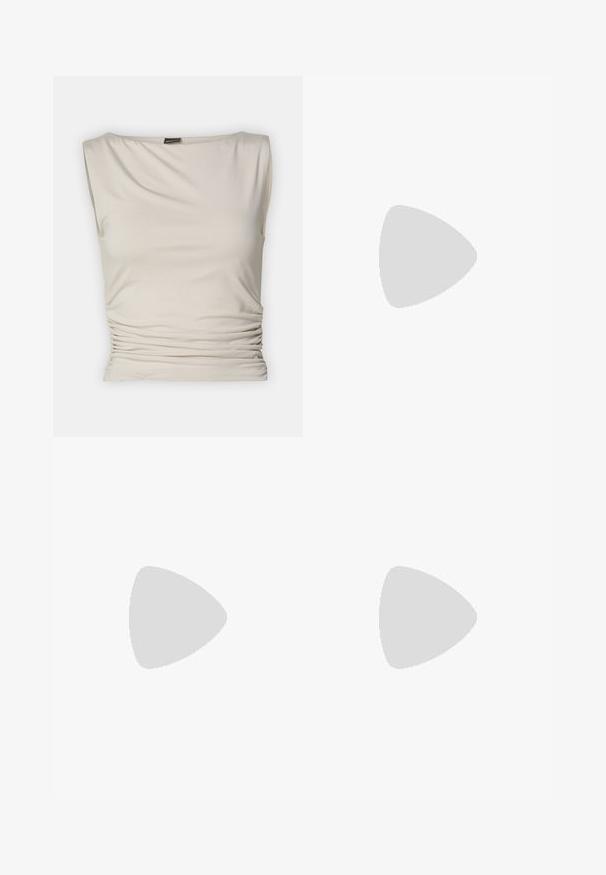 Gina Tricot SOFT TOUCH BOATNECK TOP - Top - pumice stone; Pantalones acampanados de imitación de cuero marrón con una textura suave, que presentan una cintura con cinturón y una cremallera. Líneas limpias y una silueta elegante.; Zapato de tacón tipo slingback con punta afilada en un material suave y brillante de color marrón. Presenta un diseño con corte curvado y un tacón de aguja delgado. Detalle de hebilla plateada.; Bolso bandolera de cuero marrón con forma curvada, herrajes dorados y un acento de hebilla. Incluye una correa de hombro desmontable.