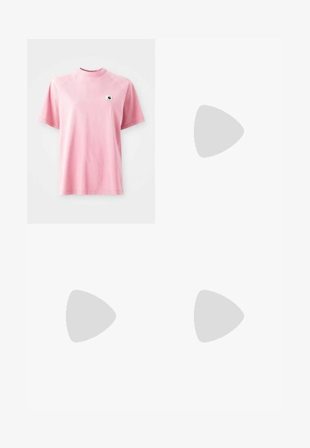 Pink bomulds t-shirt med rund hals og korte ærmer. Har en lille firkantet logo-patch på venstre brystområde. Glat tekstur.; Sorte sportsshorts lavet af glat stof, med hvide side-striber og et broderet logo nederst til venstre. Inkluderet elastisk talje.; Lyserøde ruskindsneakers med grønne striber, hvide accenter og en brun gummisål. Har tekstureret stof og logodetaljer på siden.; Solbriller med en slank, sølvfarvet plastisk ramme, mørkt tonede linser og buet form. Har markante accenter og et let design.