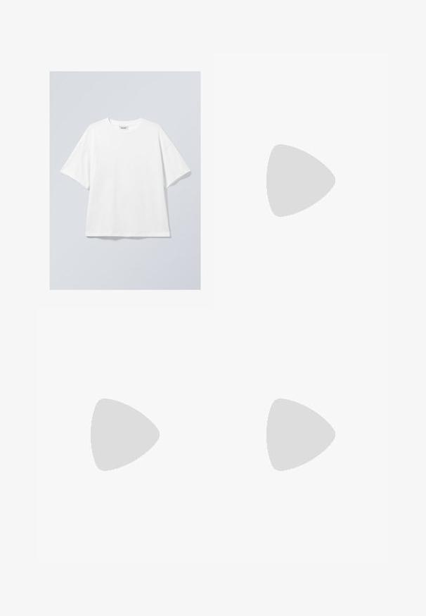 Witte katoenen T-shirt met een ronde halslijn en korte mouwen. Ontspannen pasvorm zonder zichtbare patronen of accenten. Soepele textuur.; Marineblauwe shorts van lichtgewicht stof, met een elastische tailleband en een trekkoord, en zijzakken. Casual ontwerp met gestikte zomen.; Witte flip-flops met een minimalistisch ontwerp, gemaakt van zacht rubbermateriaal, met een platte zool en een Y-vormige band voor steun.; Zwarte plastic zonnebril met groene lenzen, vierkante montuur, zilveren accent op de wenkbrauw en een gestructureerde tempel. Merken vermeld op de binnenkant van de arm.