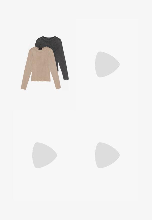 Hosszú ujjú bordázott felsők bézs és fekete színben, kerek nyakkivágással és fodros szegésekkel, texturált, rétegezett hatásért.; Beige, bő szárú nadrág, redők nélkül, zsebekkel és sima textúrával. Beige sportcipővel és leopárdmintás felsővel párosítva.; Fekete lakk bőr szandálkés magas sarkú cipő, hegyes orral és geometrikus tömbsarkakkal. Karcsú, minimalista dizájn és sima textúra jellemzi.; Barna bőr táska széles, struktúrált formával, vékony fogantyúkkal és texturált felülettel. Minimalista dizájnnal rendelkezik, látható fémrészek nélkül.