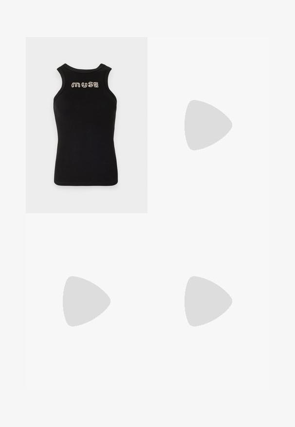 Schwarzes ärmelloses Tanktop mit geripptem Muster und rundem Ausschnitt, verziert mit dem Wort "Muse" aus silberenen Strasssteinen über der Brust.; Schwarz gestreifte, weit geschnittene Hosen mit taillierter Passform, die über eine glatte Textur und einen Bund verfügen, erhältlich im formellen Stil.; Schwarze Lackleder-Slingback-Absätze mit spitzer Zehenform, einem runden Ausschnitt-Design und einem Blockabsatz. Mit einem goldfarbenen Schnallenakzent.; Schwarze Handtasche mit strukturierter Form, glatter Textur und einem metallischen Verschluss. Kombiniert mit weiten schwarzen Hosen und offenen Sandalen auf einem Holzboden.
