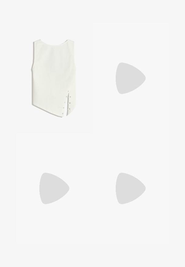 Valkoinen olkaimeton toppi, jossa on pyöreä pääntie, epäsymmetrinen helma ja nappikiinnitys sivussa. Tasainen, kevyt kangas.; Laaja lahkeinen sininen farkut korkealla vyötäröllä, jotka sisältävät klassisen viisi-taskun muotoilun ja saumat sivuilla lisäyksinä.; Hopeiset urheilukengät sileällä, kiiltävällä pinnalla, joissa on ommeltu kuvio ja numero 90 sivussa, yhdistettynä valkoisiin housuihin.; Harmaa metallinhohtoinen käsilaukku, jossa on jämäkkä muotoilu. Laukussa on yläkahva ja etuosassa kauniisti koristeena solmukkeen yksityiskohta. Pinnassa on sileä tekstuuri ja heijastava viimeistely.