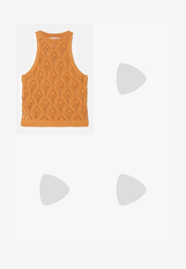 Débardeur en tricot orange avec un motif en losange, trame aérée, et un col et un ourlet côtelés. Sans manches, texture légère.; Mini-jupe en cuir noir avec un laçage sur les côtés agrémenté d'œillets en métal, design à cinq poches et silhouette ajustée.; Chaussure slingback en cuir noir avec un bout pointu, des sangles décoratives avec œillets en métal et un petit talon carré. Surface texturée.; Sac à main en cuir noir avec une forme arrondie, une large bandoulière et une finition texturée. Présente un détail de couture subtil et un accent en métal doré.