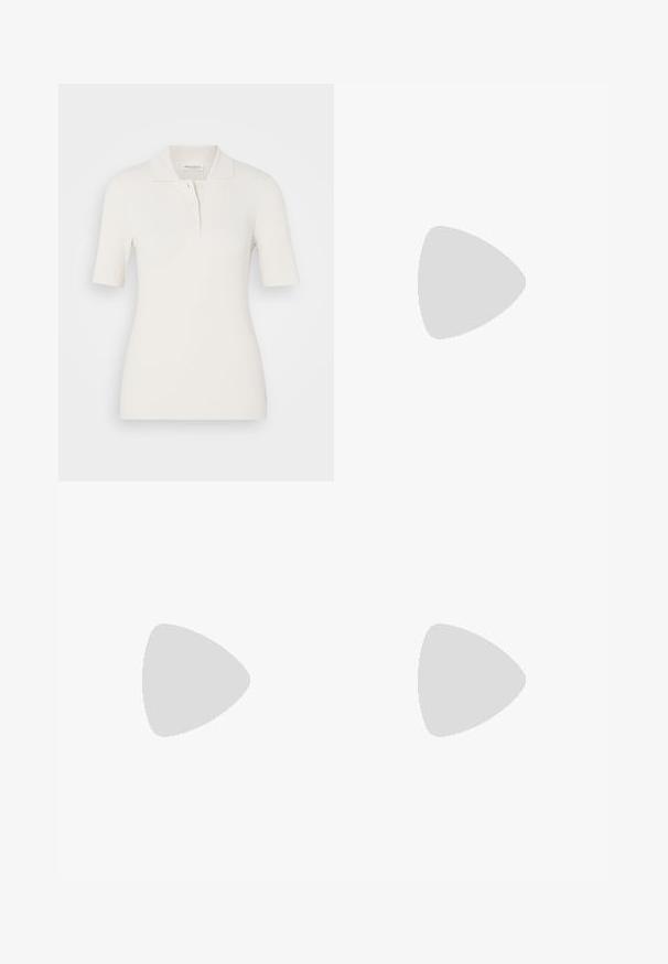 Polo shirt blanc à rayures, à manches courtes, avec un col et une patte de boutonnage à trois boutons. Texture douce et design ajusté.; Jupe crayon noire, longueur genou, faite d'un tissu lisse. Présente un design épuré avec deux coutures à l'avant et une fermeture éclair dissimulée au dos.; Bottines en daim marron avec un bout pointu, un talon carré et une texture lisse, associées à un jean flare bleu clair.; Sac fourre-tout en suède marron avec des poignées en cuir noir, présentant une forme large et décontractée ainsi qu'un design minimaliste, tenu par une personne en pantalon marron.