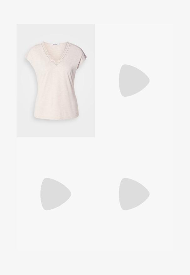 Svijetlosmeđi T-shirt s V-izrezom i kratkim rukavima, s teksturiranim rubom duž izreza. Mekani materijal i opušteni kroj, bez istaknutih uzoraka.; Bež široke hlače s visokim strukom, izrađene od pamučne tkanine. Imaju prednje i stražnje džepove, petlje za remen i jedan srebrni gumb.; Bijele sandale s visokom potpeticom i trakama, ravno oblikovanim prstima, teksturiranim prednjim dijelom s naboranim detaljima i uskom trakicom oko gležnja.; Srebrne naušnice u obliku obruča s teksturiranim, nepravilnim dizajnom. Površina je reflektirajuća, prikazujući zakrivljenosti i konture. Unutarnji prostor je šuplji.