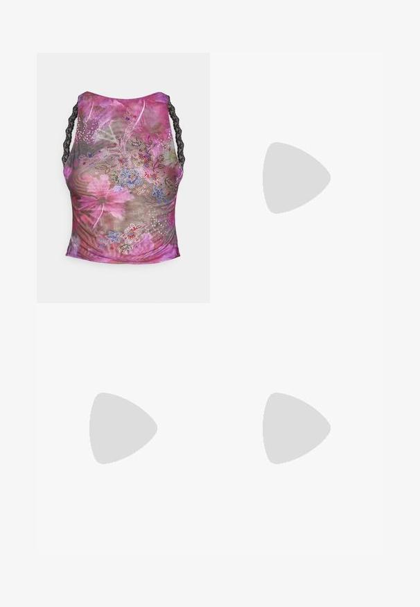 Top in rete floreale con tonalità di rosa, viola e verde. Presenta spalline in pizzo nero e decorazioni in strass colorati sul davanti.; Pantaloni neri a gamba larga realizzati in tessuto leggero, con vita elasticizzata e texture morbida e stropicciata. Design lungo fino al pavimento.; Pumps slingback in vernice nera con punta affilata, lati sagomati, cinturino alla caviglia regolabile e tacco sottile e slanciato.; Borsa hobo in pelle nera con una texture arricciata, caratterizzata da una forma liscia e arrotondata e da una maniglia larga e curva per un facile trasporto.