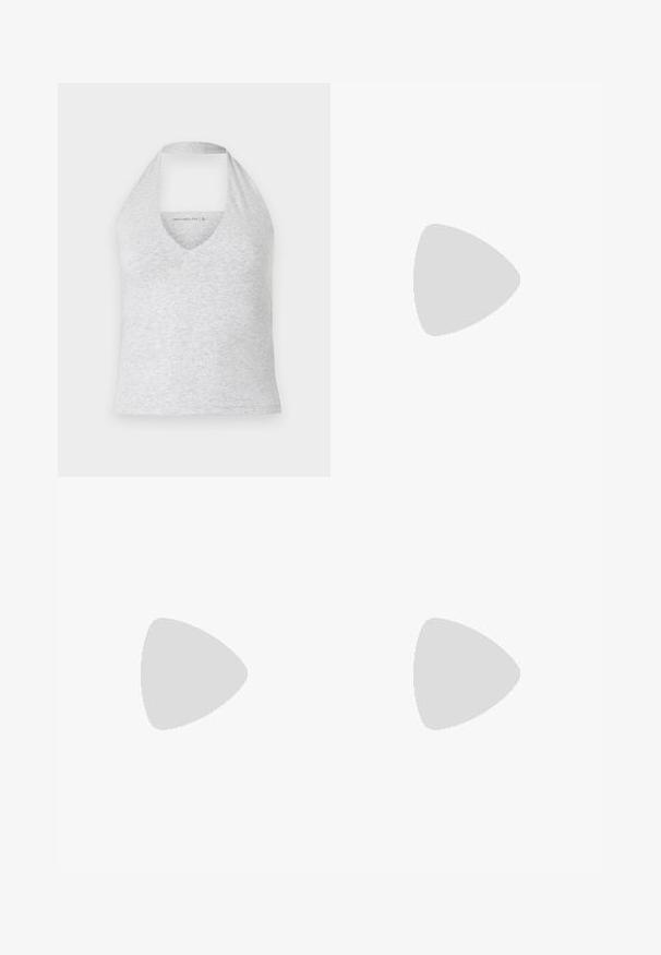 Top halter gri cu decolteu adânc în V, realizat dintr-un amestec de bumbac moale. Dispune de un design fără mâneci și un spate decupat pentru ventilație.; Shorts din denim albastru deschis, cu talie cu șnur, margine ușor desfăcută și cinci buzunare. Prezintă o textură estompată și detalii din cupru.; Sandalete plata roșii din piele cu vârf ascuțit și un detaliu decorativ de șireturi în față, având o curea subțire pentru gleznă și talpă plată.; Crop top griș cu dungi și fustă verde măsliniu cu talie înaltă. Modelul ține o geantă albă de umăr cu detalii tăiate. Design simplu, siluetă ajustată.