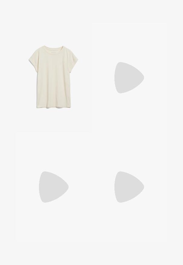 T-shirt a maniche corte color crema realizzato in morbido cotone, con scollo rotondo e maniche arrotolate. Design semplice senza motivi.; Shorts di jeans a vita alta in blu chiaro, con orlo arrotolato, design a cinque tasche e chiusura con bottone in metallo con cuciture a contrasto.; Scarpa in plastica trasparente, senza lacci, con una trama a griglia, punta arrotondata e un piccolo accento argentato sulla cinghia. Suola flessibile di colore translucido.; Borsa hobo in tessuto beige con una texture morbida e liscia. Caratterizzata da una larga tracolla curvata e una chiusura con zip sul lato.