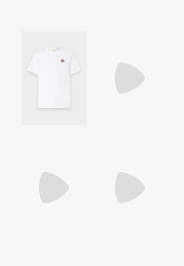 T-shirt in cotone bianco con una piccola grafica floreale colorata e testo nella zona sinistra del petto. Collo a giro e maniche corte.; Pantaloni corti neri in cotone con vita elasticizzata, dettaglio con cordoncino e accento di testo giallo sulla gamba sinistra.; Sneaker in suede blu navy con strisce azzurre, suola in gomma marrone, tessuto texturizzato e logo sulla soletta. Design atletico classico.; Occhiali da sole neri con finitura opaca, lenti rettangolari, leggero curvatura sulle tempie, dettaglio logo discreto e lenti color fumo.
