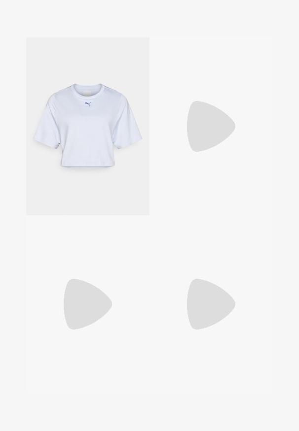 T-shirt bianca corta con maniche corte, caratterizzata da un collo rotondo e un piccolo logo blu Puma sul petto. Tessuto dalla consistenza liscia.; Leggings viola con un design strutturato e a fantasia. Caratterizzati da una vita alta e gambe affusolate, realizzati in un materiale elastico e traspirante.; Sneaker bianche con dettagli argento, materiale in rete e design chunky. Abbinate a calzini bianchi con motivi a chevron neri.; Borsa bianca con dettagli neri, con logo Puma. Manici corti e rotondi e tracolla staccabile, realizzata in materiale sintetico testurizzato.