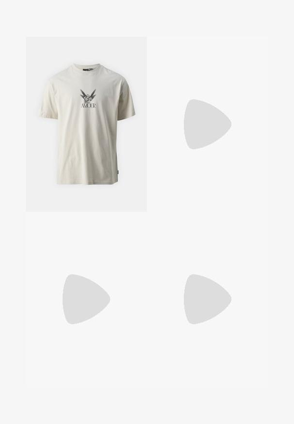 T-shirt de algodão em tom creme, apresentando um design gráfico de um querubim e asas, com a palavra "AMOUR" em texto preto abaixo da imagem.; Calções de um bege claro feitos de um tecido texturizado. Possui um cós elástico com cordão e bolsos laterais. Corte clássico e design casual.; Sapatilha bege de slip-on com um acabamento liso e brilhante, com orifícios laterais para ventilação e um calcanhar texturizado e estriado. Detalhe em logo prateado.; Óculos hexagonais transparentes com tons de castanho claro; armações grossas e claras e hastes finas; sem logótipos ou padrões visíveis.