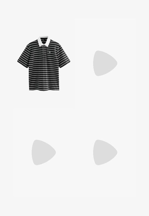 Schwarz-weiß gestreiftes Poloshirt mit kragen in einfarbigem Weiß und kurzen Ärmeln. Verfügt über ein kleines Logo auf der linken Brust.; Schwarze Baumwollhose mit geradem Bein, ausgestattet mit einem vorderen Knopfverschluss, schrägen Seitentaschen und dezenten Nähten.; Schwarze Lackleder Slipper mit einem weißen Lederakzent, dicker Gummisohle mit schwarzem Profil und gesteppten Details. Glatte Textur mit glänzendem Finish.; Klarsicht-Sonnenbrille mit quadratischer Form und Verlaufsgrauen Gläsern. Schlanke silberne Akzente an den Bügeln sorgen für Details.