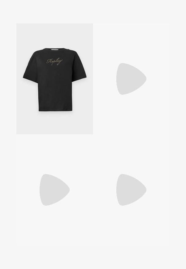 T-shirt preta de manga curta com o logótipo em itálico dourado "Replay" centrado no peito, apresentado sobre um fundo branco simples.; Jean flared azul claro com uma textura desbotada, apresentando cinco bolsos, passantes para cinto e um botão de bronze na cintura.; Botas de tornozelos em couro preto com bico quadrado, apresentando uma faixa larga e detalhe em fivela metálica. As botas têm uma sola robusta e textura suave.; Bolsa de couro preta com forma curva, alça destacável e detalhes em dourado. A bolsa possui uma aba com detalhe de fivela.