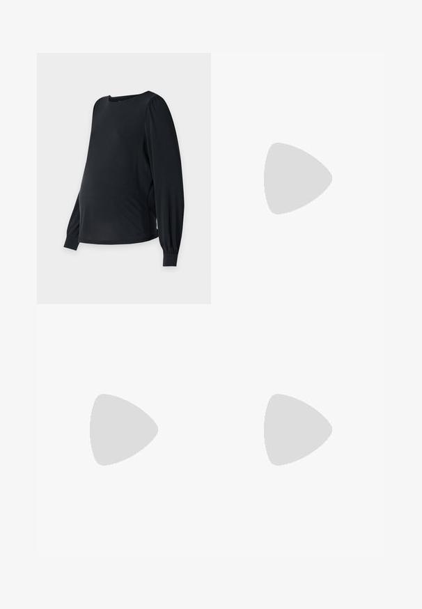 Top di maternità nero con maniche lunghe a sbuffo, scollatura rotonda e vestibilità ampia. Realizzato in un tessuto liscio e morbido per il massimo comfort.; Gonna plissettata beige con finitura lucida, caratterizzata da una vita larga e un tessuto fluente che scende sotto il ginocchio. Superficie testurizzata con una leggera luminescenza.; Sneaker bianco realizzato in materiale sintetico liscio, con punta arrotondata, design con lacci, suola piatta e delicati dettagli perforati.; Borsa nera con forma strutturata, texture liscia e una chiusura metallica. Abbinata a pantaloni neri larghi e sandali open-toe su un pavimento in legno.