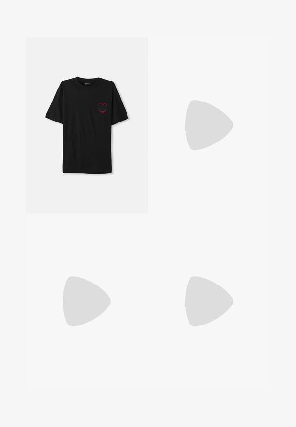 Tricou din bumbac negru cu mâneci scurte, având un design brodat cu inimă roșie pe partea stângă a pieptului. Guler clasic în stil crew, croială lejeră.; Jeans negre evazați realizați dintr-un material cu amestec de bumbac. Au cinci buzunare, bucle pentru curea și elemente metalice. Textură netedă cu o ușoară elasticitate.; Sneaker din piele neagră cu profil joasă, vârf rotunjit și închidere cu șireturi; caracteristici o talpă din cauciuc texturat și detaliu cu logo pe toc.; Geantă crossbody din piele neagră, cu un compartiment cu fermoar, detaliu cu logo și o curea ajustabilă cu marcă. Pură împotriva unui pulover texturat de culoare bleumarin.
