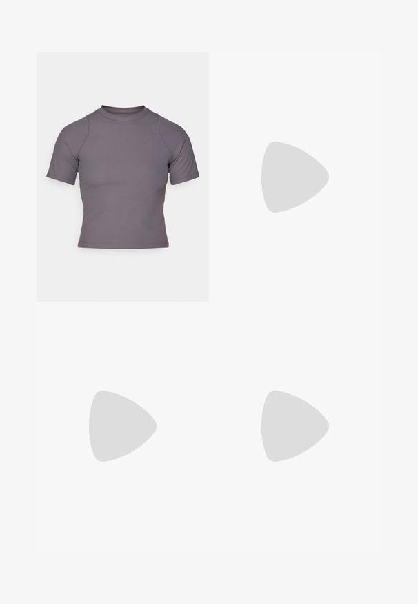 Rövidujjú, magas nyakú felső bordázott, szürke anyagból. Testhezálló kialakítás lapos varrásokkal és sima textúrával. Minták vagy grafikák nincsenek rajta.; Szürke sportnadrág fekete gumis derékkal, rajta az "UNDER ARMOUR" logóval. Texturált anyagból készült, sima felülettel.; Tengerészkék sportcipők fehér logóval, velúr és hálós felsőrésszel, párnázott bokaRésszel, lapos fűzőkkel és textúrázott fekete gumitalppal.; Fekete vászon sporttáska sima anyagból, dupla cipzáras rekeszekkel, párnázott füllel és nagy fehér Nike logóval az elején.