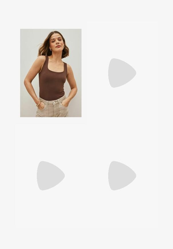 Bodysuit sans manches marron avec un décolleté carré, fabriqué dans un tissu lisse, associé à un pantalon taille haute beige clair. Design simple.; Pantalons gris à jambes larges en tissu texturé. Dotés d'une fermeture à bouton et de passants de ceinture, offrant un ajustement sur mesure avec un design formel.; Boots en cuir noir à cheville avec une pointe fine, des panneaux latéraux élastiques et un talon géométrique épais. Texture lisse avec un design épuré.; Stradivarius DOUBLE-HANDLE - Sac bandoulière - black