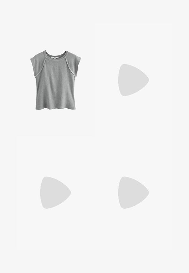T-shirt gris à manches courtes en tissu doux. Il présente un col rond et une coupe légèrement décontractée. Détails remarquables avec des bords bruts sur les manches.; Haut à manches courtes en tricot beige associé à une longue jupe crème fluide avec des plis verticaux et une texture lisse.; Chaussure à talons aiguilles gris clair avec un bout pointu, une conception à décolleté ouvert, une sangle pour la cheville et un accent en chaîne dorée. Texture en cuir lisse.; Sac à main en simili cuir beige avec une texture lisse, deux poignées de portée, des accessoires en or, une plaque logo et une étiquette attachée.