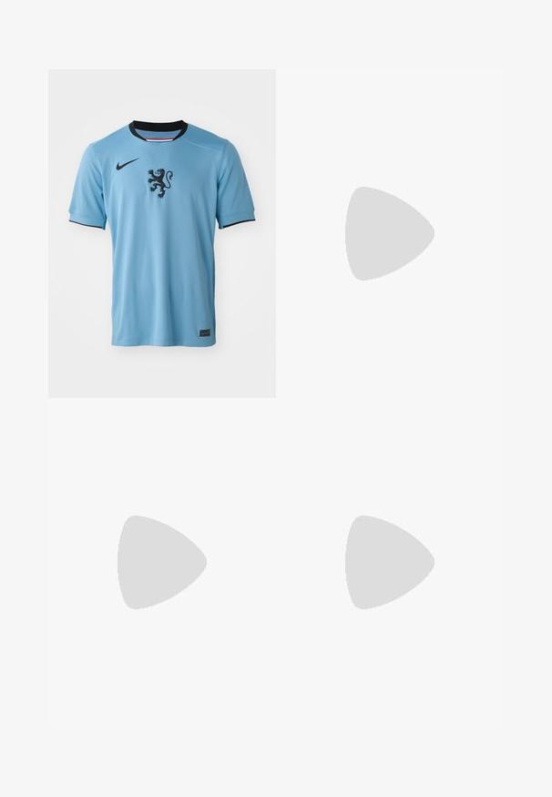 Svijetloplava Nike majica s crnim naglascima, s grbom lava na prsima i crnim ovratnikom. Izrađena od glatkog, prozračnog materijala.; Tamno plave traperice s opuštenim krojem, s izbljeđenjem, pet džepova i zatvaranjem na dugme. Ravne nogavice; teksturirana tkanina.; Crna kožna loaferica s resicama, koja ima čvrst crni potplat i žute šavove duž ruba. Teksturirana završna obrada.; Srebrna narukvica s lancem i zaključavanjem u obliku lisica s lijeve strane; desna strana sadrži dekorativni lanac s naglascima. Obje imaju polirani završetak.