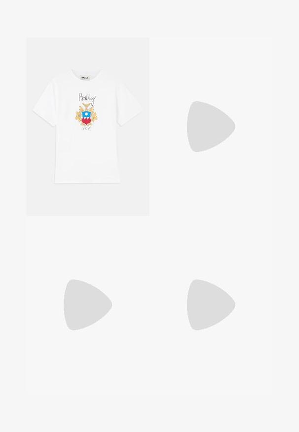 Biela bavlnená tričko s farebnou grafickou pečaťou s žltými akcentmi, modrým kruhom a červenými trojuholníkmi. Nápis "Bally" je vytlačený čierne nad pečaťou.; By Malene Birger POVILLE - Šortky - grey brown; Čierne kožené baleríny typu Mary Jane s okrúhlou špičkou, so striebornými kruhovými cvokmi a nastaviteľným remienkom so sponou.; Čierna kožená taška s zakriveným tvarom, kruhovou hornou rukoväťou a strieborným logom. Hladký povrch a výnimočný dizajn s výrezmi.