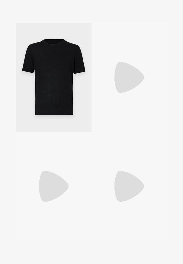 Schwarzes T-Shirt mit kurzen Ärmeln aus leichtem Stoff, runder Ausschnitt und geradem Saum. Einfaches Design ohne Muster oder Akzente.; Dunkelblaues, gerade geschnittenes Hosenpaar aus einer Baumwollmischung, mit glatter Textur und umgeschlagenen Säumen.; Weiße Sneaker mit Wildlederelementen, runder Zehenpartie, flachen Schnürsenkeln und einer cremefarbenen Gummisohle. Mit grünen Markenlogo am Fersenbereich.; Sonnenbrille mit schwarzem, schlankem Rahmen, Verlaufslinsen von lila nach orange, versehen mit einem grünen, sich wiederholenden Logo-Muster. Winkliges Design und dünne Bügel.