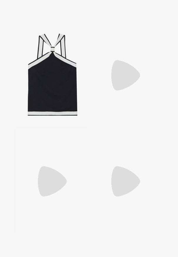 Top halter preto com acabamentos brancos, apresentando um design de costas atadas, um acabamento texturizado e uma silhueta ajustada. Simples e moderno.; Saia preta com bolinhas, de cintura alta, fecho frontal com botões, até ao joelho, feita de um tecido com textura suave e caída subtil.; Sandal de pele preta com bico pontiagudo e um salto bloco baixo. Apresenta uma tira no tornozelo com uma fivela em tom dourado. Textura suave.; Bolsa preta com forma estruturada, textura suave e um fecho metálico. Combinada com calças largas pretas e sandálias de salto aberto sobre um chão de madeira.