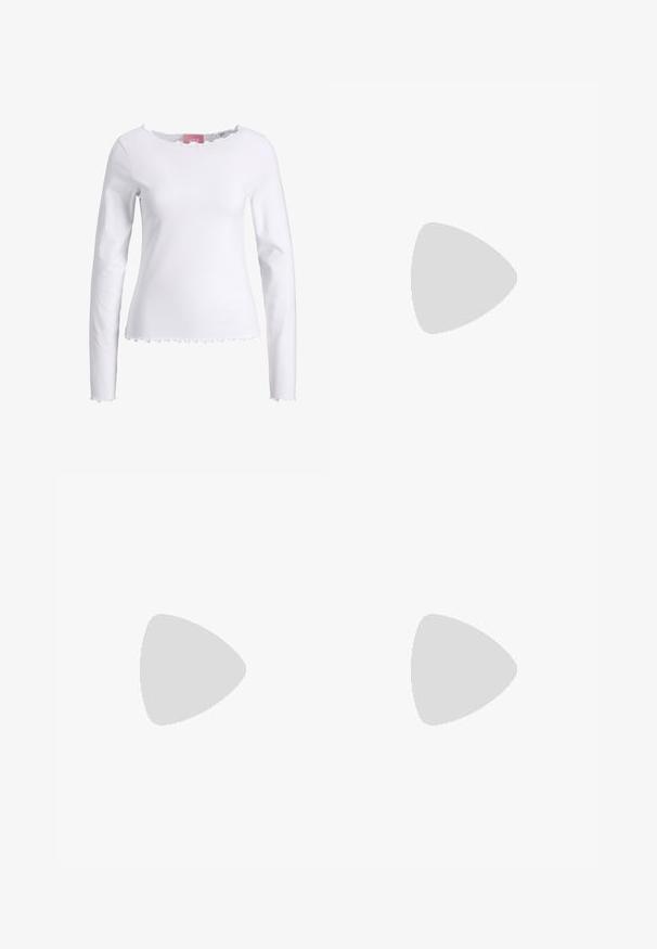 Top branco de mangas longas feito de algodão. Apresenta um decote redondo com borda franzida e bainha franzida. Design simples e ajustado.; Jeans de ganga cinza, com corte reto e acabamento desbotado, design de cinco bolsos e fecho com botão. Apresenta costuras clássicas ao longo das costuras.; Mocassins de couro preto com um laço atado, apresentando detalhes de ilhós dourados nas laterais e uma sola de borracha plana. Textura suave, design clássico.; Bolsa hobo em couro branco e preto com uma forma estruturada, apresentando um grande detalhe de fivela preta e acabamentos em tom dourado.