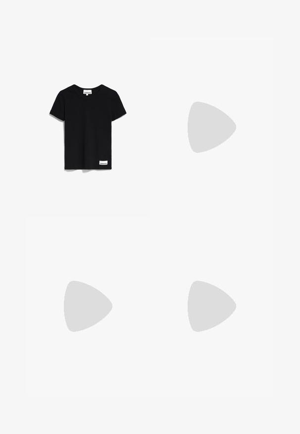 Schwarzes Kurzarm-T-Shirt aus glattem Baumwollstoff. Mit einem runden Halsausschnitt und einem kleinen Etikett am Saum mit dem Text "ARMEDANGELS".; Weiße, weite Hosen aus leichtem Stoff, mit flachem Vorderteil, Falten und einem Bund, die eine lockere, luftige Passform bieten.; Schwarze Flip-Flop-Sandale mit flacher Sohle, strukturiertem schwarzen Fußbett, glatten Riemen und einem kleinen goldenen Akzent nahe dem Zehensteg.; Braune Wildleder-Tote mit runder Form, doppelten Griffen und einem metallischen Hardware-Accessoire. Mit einem kleinen Logo auf der Vorderseite.
