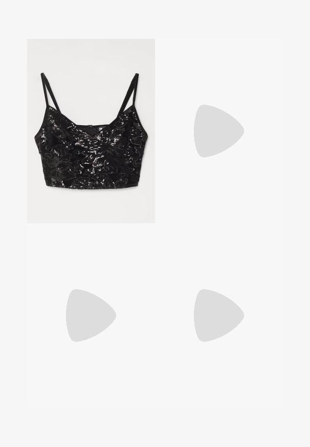Top corto in paillettes nere con motivo testurizzato, scollatura a V, spalline sottili regolabili e chiusura con zip sul retro. La superficie lucida riflette la luce.; IVY OAK Gonna a campana - black; Sandalo nero con suola piatta, ampia cinturini e cinturino posteriore regolabile, realizzato in materiale sintetico liscio con un design minimalista.; Ochetti da sole neri a forma quadrata con lenti sfumate. La montatura presenta una finitura lucida e sottili dettagli metallici sulle astine.