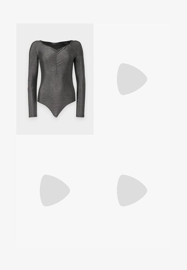 Langsleeve bodysuit in glanzende zwarte stof met een diepe V-hals en geplooide details aan de voorkant, met een aansluitende silhouet en drukknopen sluiting.; Wijde denim jeans in een vervaagde grijze was, met vijf zakken, een knoopsluiting en een zachte textuur met subtiele whiskerdetails.; Crèmekleurige pump met hoge hak en een spitse neus, een gladde textuur en open zijkanten, met een slanke hak en een lichte houten zool.; Beaded handtas gemaakt van witte parels, met een gestructureerd oppervlak en een franjes onderkant, gedragen met een gekreukt, beige kledingstuk.